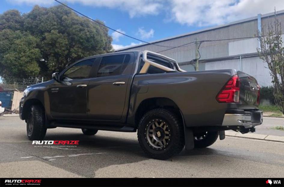TOYOTA HILUX 4WD MACHETE XD MACHINED FACE W BLACK RING